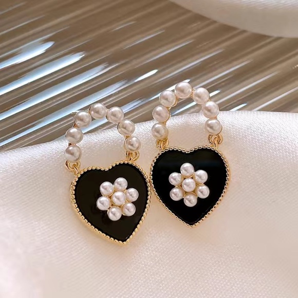 Pearl Heart Stud Earrings - Picture 3 of 5